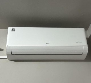Ar Condicionado TCL 22.000 BTUs Split Hi Wall Quente e Frio 220V