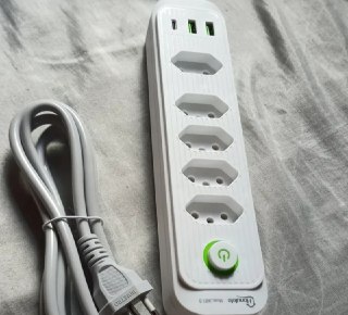 Extensão 5 Tomadas e 2 USB Bivolt