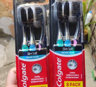 Escovas de Dentes Colgate Slim Soft Black com Infusão de Carvão Premium - 6 Unidades