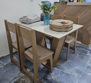 Conjunto Sala de Jantar 4 Lugares com Cadeiras Estofadas Mesa Com Tampo Retangular