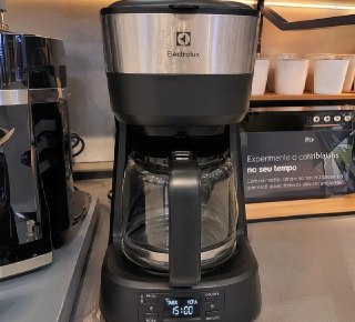 Cafeteira Elétrica Electrolux Inox 1,2L, Função Timer e Painel Digital